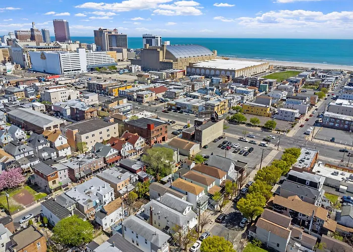 9 Bedroom, 14 Beds House Great For Big Groups Near Boardwalk, Tropicana