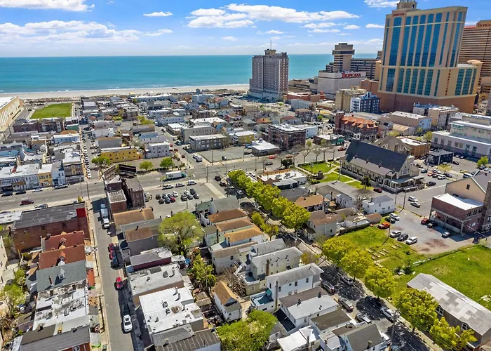 9 Bedroom, 14 Beds House Great For Big Groups Near Boardwalk, Tropicana