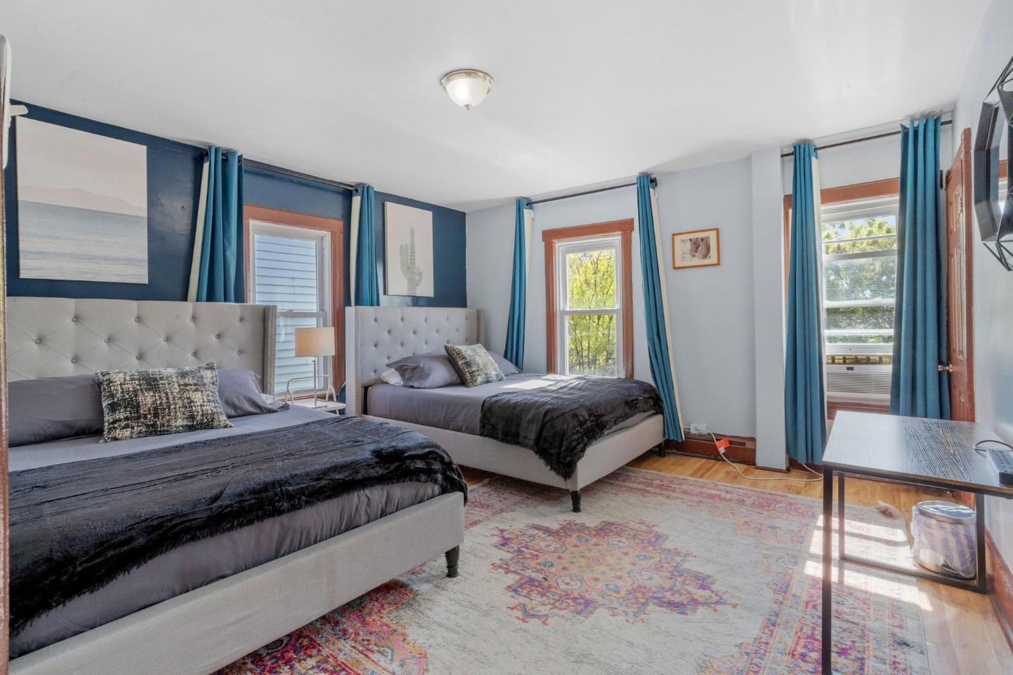 9 Bedroom, 14 Beds House Great For Big Groups Near Boardwalk, Tropicana